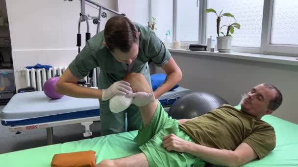 Leczenie Rehabilitacja Wypadku Kontuzji Stracić Kończyny Męski Lekarz Stażysta Pomaga — Wideo stockowe
