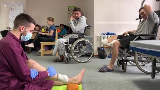 手足のない病院多くの人々手術車椅子物理的な教育医療手順は 床の医師の手足の通信なしに住んでいるウクライナ2023演習を行います — ストック動画