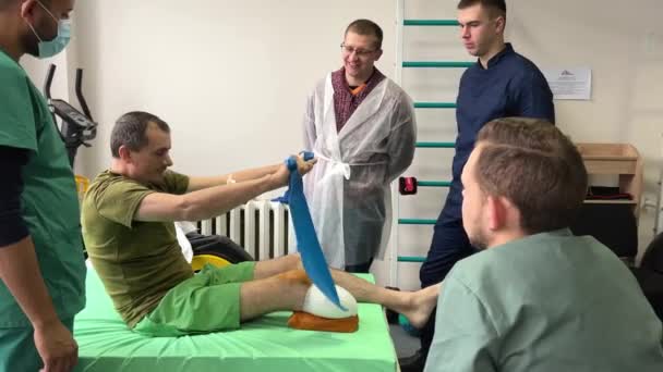 Physical Education Treatment People Limbs Doctors Nurses Help Person Leg — Stock video
