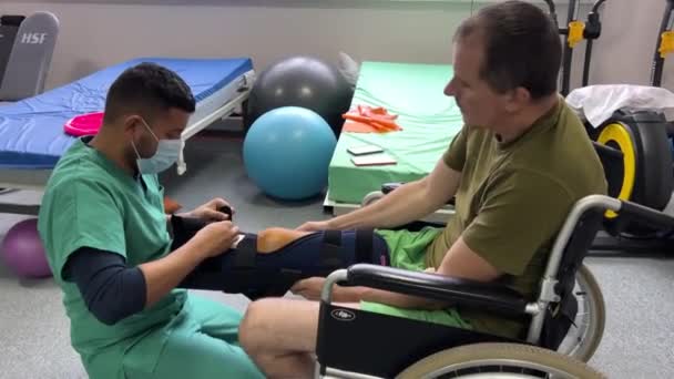 Protézy Pro Lidi Bez Končetin Lékař Aplikuje Speciální Škrtidlo Nohy — Stock video