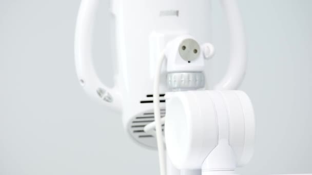 星からの歯の深い洗浄のためのデバイス白い背景にある最新の機器歯の新しい発明エアフローウクライナVinnitsaサロンスペース26 2022 — ストック動画