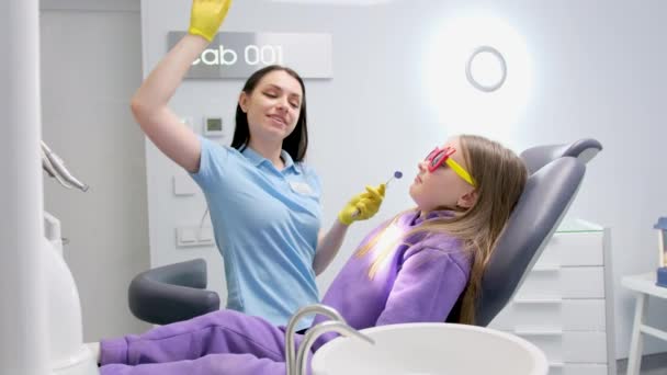 Dentist Presses Button Raises Dental Chair Treat Teeth Little Girl — 图库视频影像