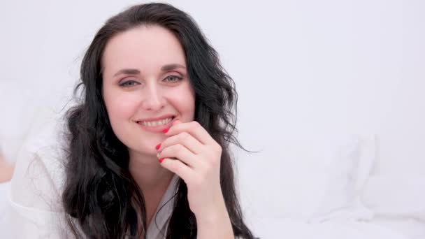Mooie Brunette Vrouw Rechte Haar Zachtjes Glimlacht Ziet Helder Ogen — Stockvideo