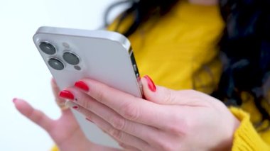 İnternette kırmızı manikürlü kadınların elinde telefon indirimli satış indirimleri, yemek siparişleri, telefon görüşmeleri internet üzerinden arkadaşlık sohbetleri.