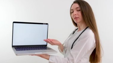 Doktor elinde kopya alanı için boş ekranlı tablet tutuyor. Hastane ofisinde üniformalı bir kadın doktor. Tıp, sağlık ve teknoloji konsepti, kopyalama alanı. Yüksek kalite fotoğraf