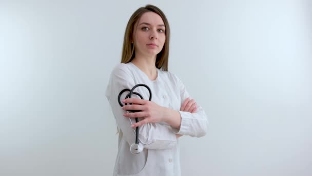 医療と医療の概念 手に聴診器を持つ医師と患者は病院の背景に来ます 高品質の写真 — ストック動画