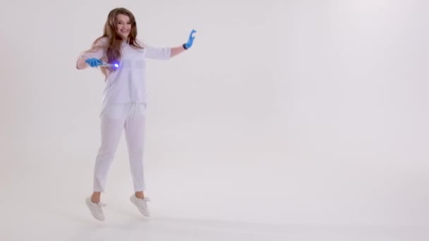 Mutlu Bayan Doktor Atlayan Yüksek Elbiseli Beyaz Takım Elbiseli Spor — Stok video