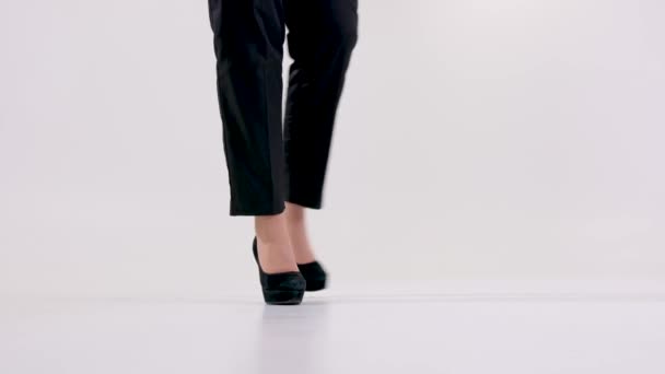 Pernas Femininas Sapatos Salto Alto Estúdio Branco Casualmente Andando Livremente — Vídeo de Stock
