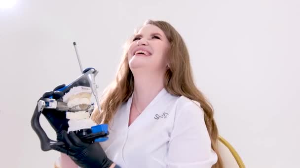 Zdravotní Sestra Komunikuje Lékařem Léčba Zubní Protézy Komunikace Klientem Důvěřující — Stock video