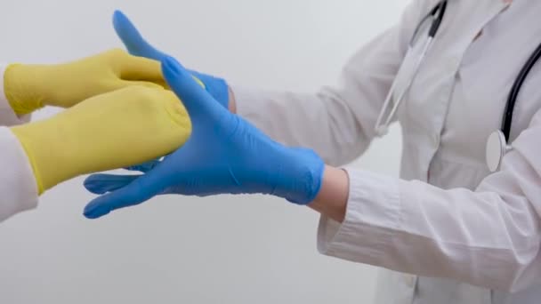 Ärzte Handschuhen Halten Ihre Hände Medizinischer Hintergrund Mit Kopierraum Pflegekonzept — Stockvideo