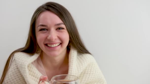 Ekoseli Bir Fincan Çay Taşıyan Mutlu Kadın Turist Kışın Yeni — Stok video