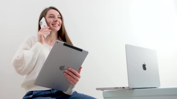 Nuevas Tecnologías Apple Macbook Pro Teléfono Iphone Pro Max Ipad — Vídeos de Stock