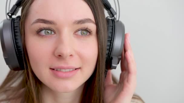 Face Young Girl Headphones Luminous Big Headphones Professional Music Sound — Stock video