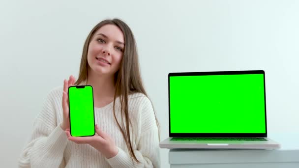ノートパソコンのモニターの画面で指を指差す少女モニターの緑の画面を持つノートパソコンのコンピュータを使って女性のフリーランスの後見人 コンセプトリモートワーク フリーランス ラップトップで作業 — ストック動画