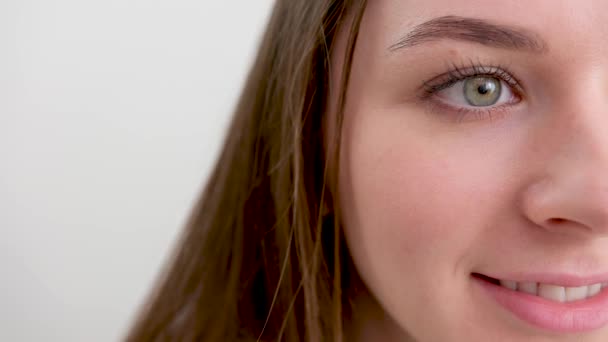 Retrato Una Joven Sonriente Que Feliz Sobre Fondo Blanco Gran — Vídeos de Stock