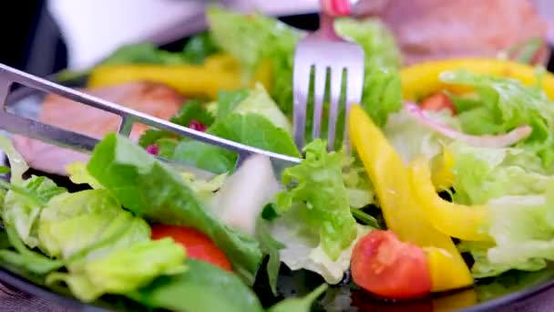 新鲜的沙拉 生菜叶和西红柿掉进碗里 与健康的食物配料一起放在白桌上 慢动作 高质量的4K镜头 — 图库视频影像