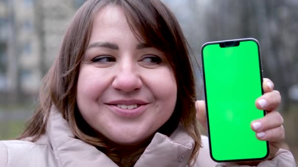 Bankta Oturan Pembe Kotlu Genç Kadın Smartphone Yeşil Ekranlı Tutuyor — Stok video