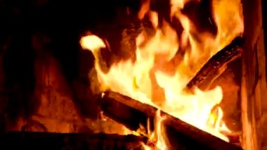 Gece ateşinde kamp ateşi sıcak ve sıcak bir evde şömine. Yüksek kalite 4k görüntü