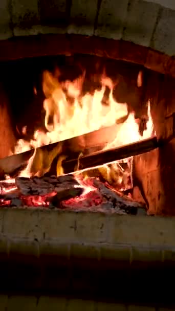 Großes Lagerfeuer Brennt Nachts Zeitlupe Flammen Auf Schwarzem Hintergrund Feuerfunken — Stockvideo