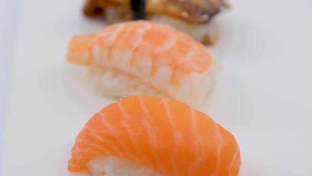 Bacchette Prendono Sushi Con Escolar Sushi Assortiti Piatto Nero Sfondo — Video Stock