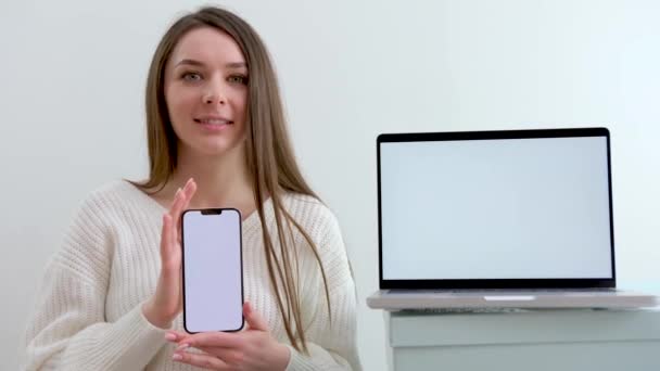 핸드폰을 귀엽고 아름다운 소녀가 스크린을 텍스트를 공간을 카메라로 찍었습니다 위에는 — 비디오