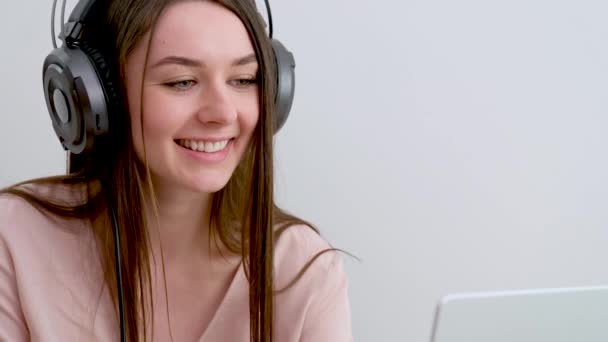Auditor Social Service Beautiful Cute Girl Communicates Internet Friends Laptop — Stockvideo