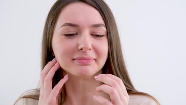Girl Itches Her Neck Itches Scabies Straighten Her Hair Allergy — Vídeos de Stock