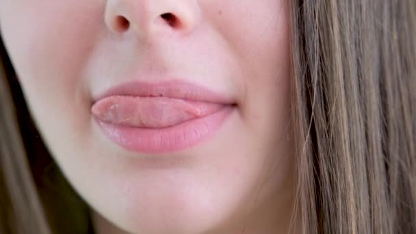 Schöne Junge Mädchen Leckt Lippen Aus Nächster Nähe Und Lächelt — Stockvideo
