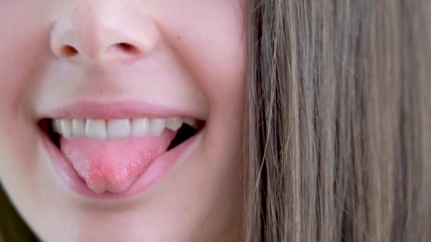 Figlarne Wideo Dziewczyna Piękne Usta Pokazuje Mały Język Kpiąc Flirt — Wideo stockowe