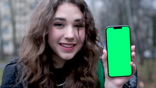 Beautiful Woman Using Smartphone Showing Green Screen Camera High Quality — Stock video