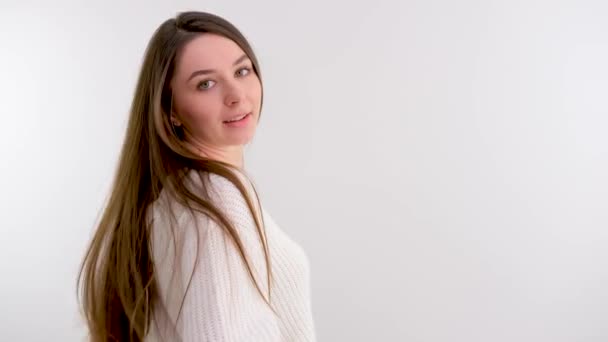 Hermosa Mujer Joven Convierte Mira Marco Estudio Fondo Blanco Sonrisa — Vídeos de Stock