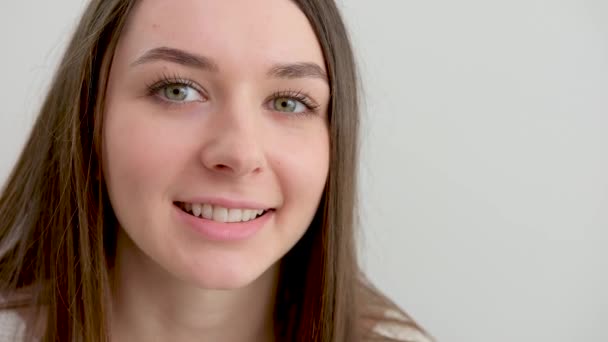 Primer Plano Mujer Cara Chica Abriendo Sus Hermosos Ojos Azules — Vídeos de Stock
