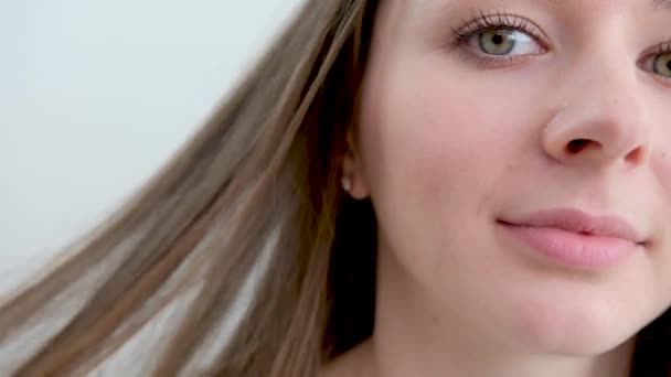 H3Althy Close Young Girl Fixing Her Hair Eye Visible Mouth — Vídeos de Stock