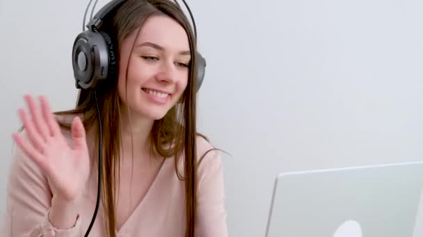 H3Althy Communication Internet Friends Relatives Beautiful Girl Headphones Waving Laptop — Stockvideo