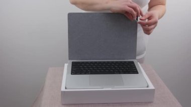 Bayan eller koruyucu filmi yeni Macbook 'un monitöründen kaldırıyor. 14 profesyonel, yeni aletler alıyor. Kutu bilgisayarı Ukrayna 2023' teki en son teknoloji elma şirketi.
