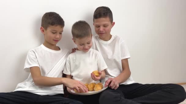 Çocuklar Kremalı Keklere Hevesle Bakıyor Böyle Neşe Dolu Gülücükler Yiyorlar — Stok video