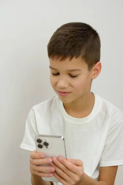 Adolescente Alegra Telefone Novo Gadget Mãos Criança Shirt Branca Fundo — Fotografia de Stock