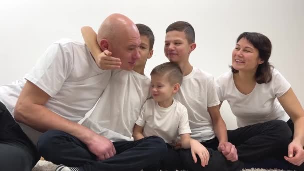Kleding Kinderen Familie Moeder Vader Drie Kinderen Hebben Plezier Gesprekken — Stockvideo