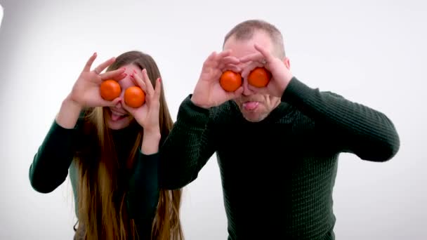 Mężczyzna Kobieta Żartują Bawiąc Się Dobrze Wkładają Mandarynki Oczu Śmiejąc — Wideo stockowe