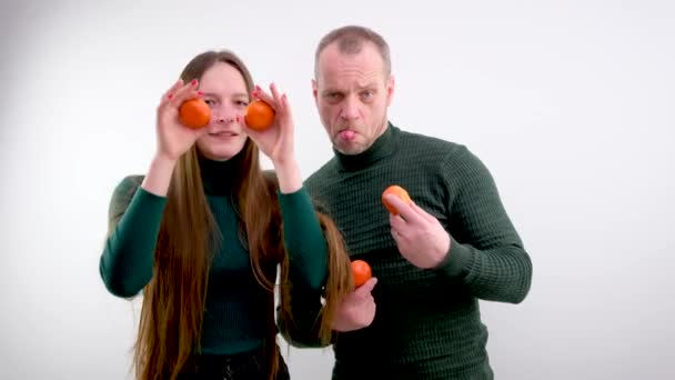 Νεαρή Κοπέλα Έβαλε Tangerines Στα Μάτια Και Τράβηξε Έξω Γλώσσα — Αρχείο Βίντεο