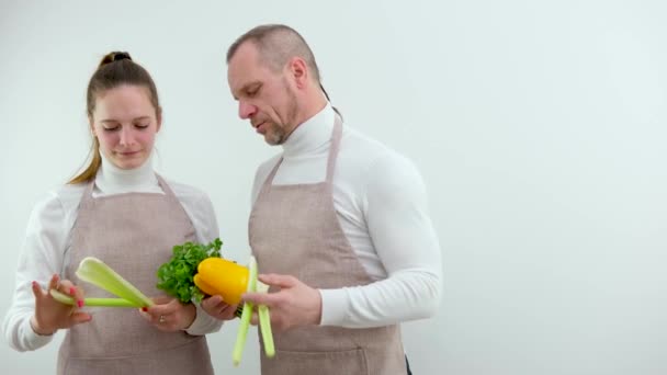 Cooking Course Male Chef Cook Uniform Teaches Young Female Cooking — Stock videók