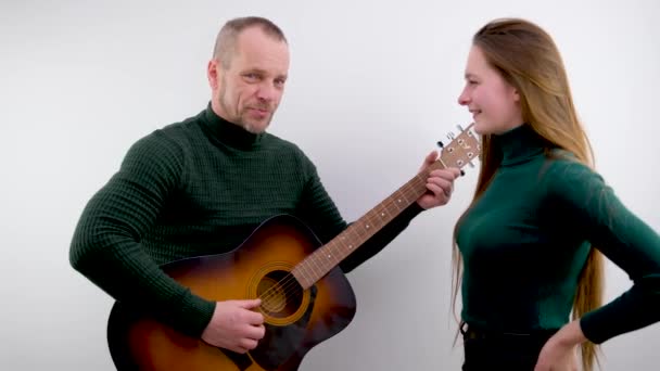 Чоловік Жінка Люблять Серенада Чоловік Настроює Гітару Вчитель Музики Пояснює — стокове відео