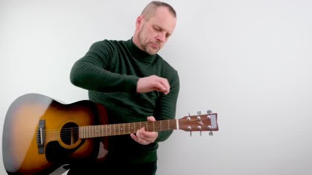 Man Tunes Guitar Male Hands Guitar Close Musician Playing Acoustic — Vídeo de Stock