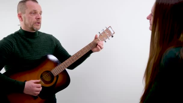 Pria Bahagia Dengan Gitar Terisolasi Atas Latar Belakang Putih Foto — Stok Video