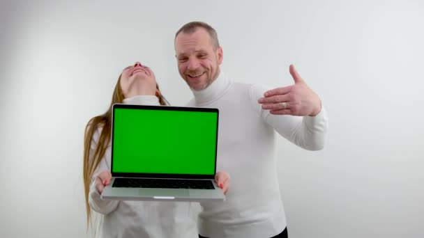 Use New App Cheerful Couple Point Smartphone Laptop Blank Screen — Αρχείο Βίντεο