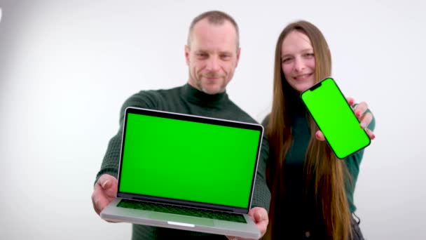 クロマキー男性女性ショーリアビューカップルデジタルタブレット上の無線Lanを介して緑の画面テレビチャンネルを接続します 高品質の写真 — ストック動画