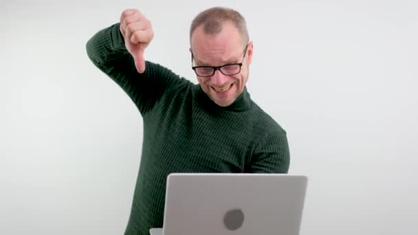 Adult Man Glasses Laptop White Background Shows Thumbs Pleased Beat — Vídeos de Stock