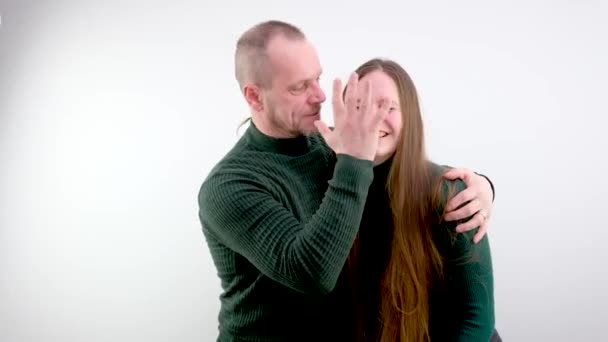 Άντρας Καλύπτει Στόμα Των Φιλενάδων Του Λευκό Φόντο Οικογενειακή Βία — Αρχείο Βίντεο