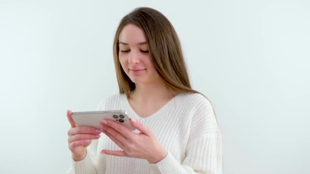 Menina Hispânica Feliz Verificando Mídias Sociais Enquanto Segura Smartphone Casa — Vídeo de Stock