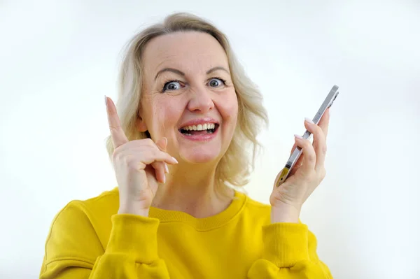 Dobry Pomysł Wymyślone Kobieta Podniósł Kciuk Górę Trzymając Telefon Bardzo — Zdjęcie stockowe